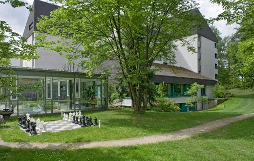 Seniorenzentrum Nürnberg mit großem Schachbrett im Garten.
