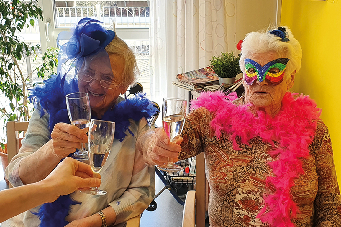 Fasching Bewohner mit Maskierung
