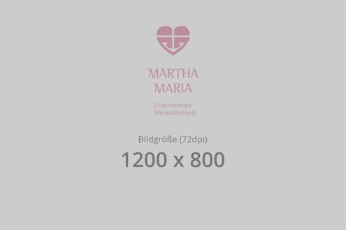 Logo von Martha-Maria mit Herzsymbol und Schriftzug 'Unternehmen Menschlichkeit' auf grauem Hintergrund.