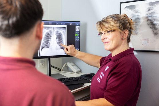 Die Analyse eines Röntgenbildes im MVZ Martha-Maria Lungenzentrum unter Leitung von Dr. Hans Huttner