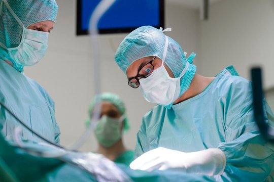 Chirurgen führen eine Operation in der Orthopädieklinik durch.
