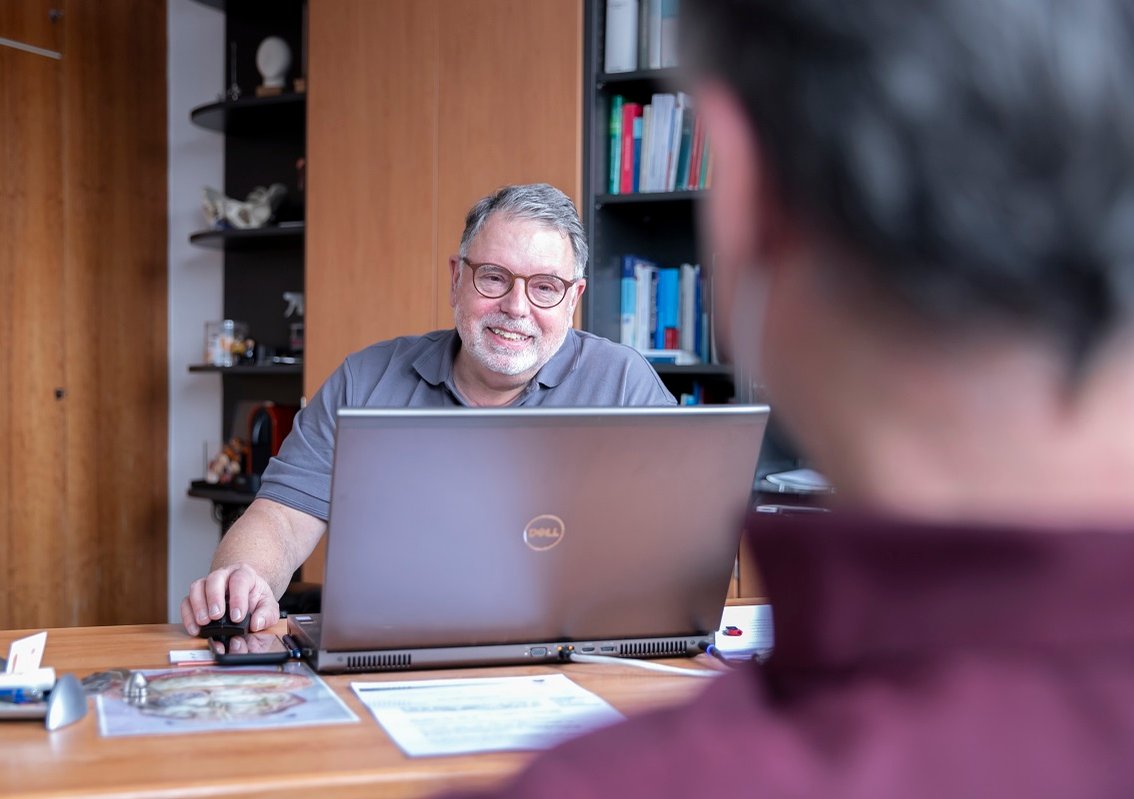 Arzt in Beratungsgespräch zur Vasektomie in urologischer Praxis.