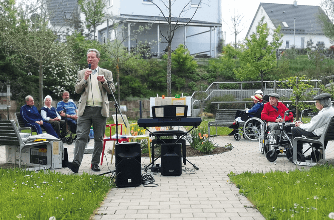 Muttertagskonzert im Garten mit Bewohner