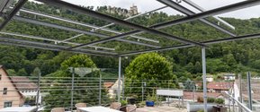 Blick auf das Schloss Lichtenstein vom Seniorenzentrum Martha-Maria Lichtenstein-Honau