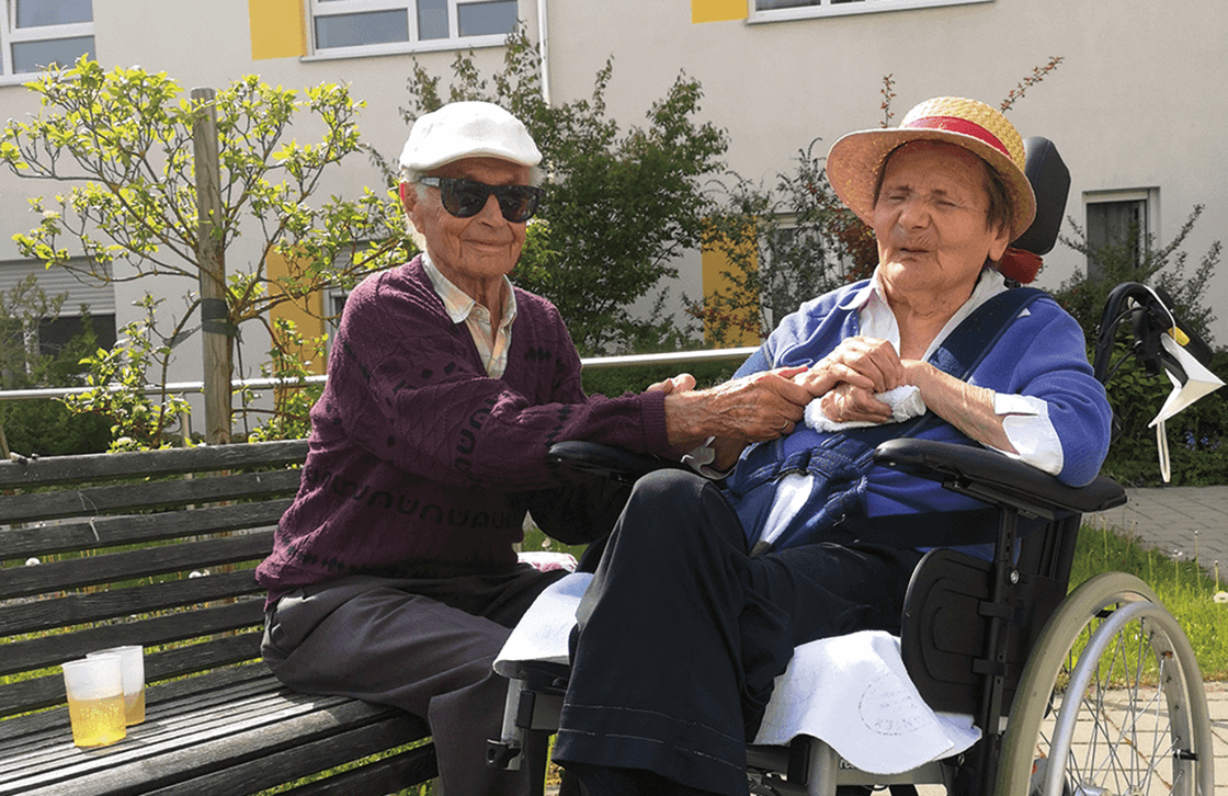 Muttertagskonzert im Garten mit Bewohner