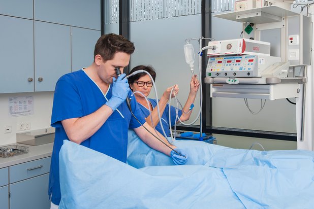 Dr. Sven Scheuering bei einer Untersuchung im MVZ Martha-Maria Fachbereich Urologie am Krankenhaus Martha-Maria Nürnberg