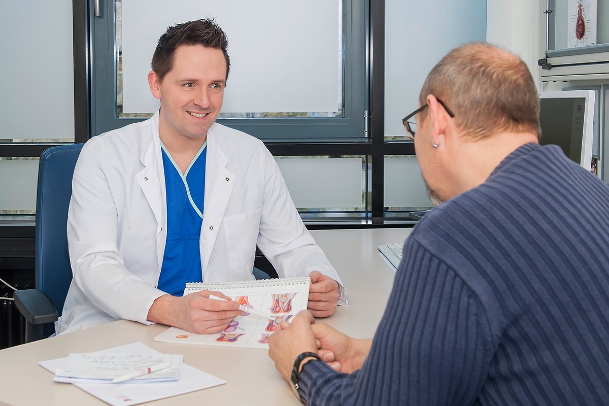 Urologe Dr. Sven Scheuering im Aufklärungsgespräch mit einem Patienten im MVZ Martha-Maria Fachbereich Urologie