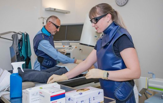 Dr. Bertram Böhm bei der Behandlung einer Wirbelsäulenkrankheit