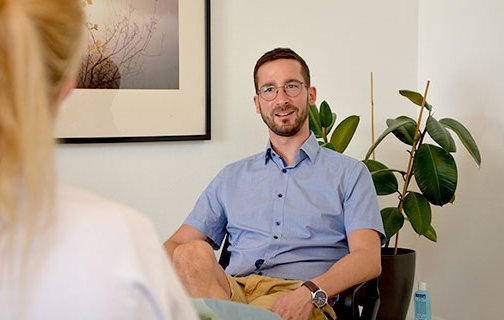Therapeut im Gespräch mit Patientin in Klinik für Psychosomatik, Freudenstadt.