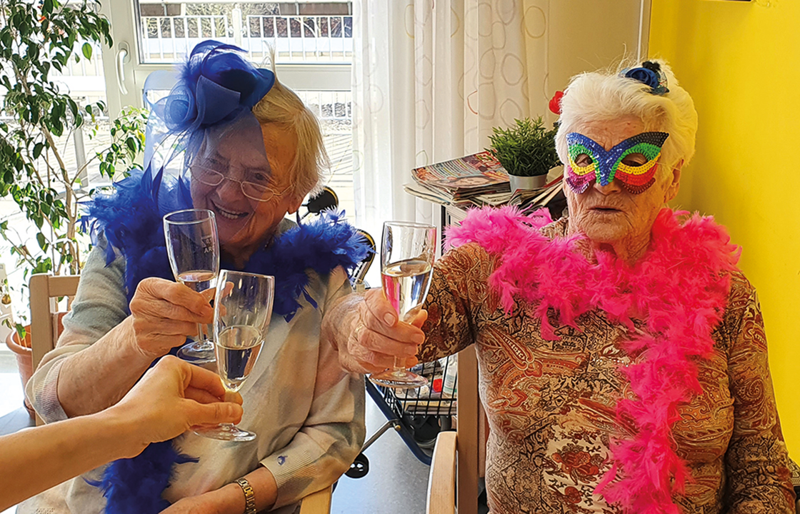 Fasching Bewohner mit Maskierung