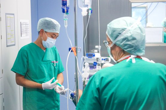 Zwei Chirurgen in grüner Kleidung im OP am Krankenhaus Martha-Maria Nürnberg.