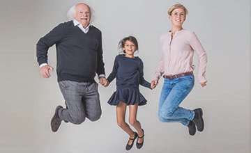 Eine Gruppe von Martha-Maria-Mitarbeitern springt.