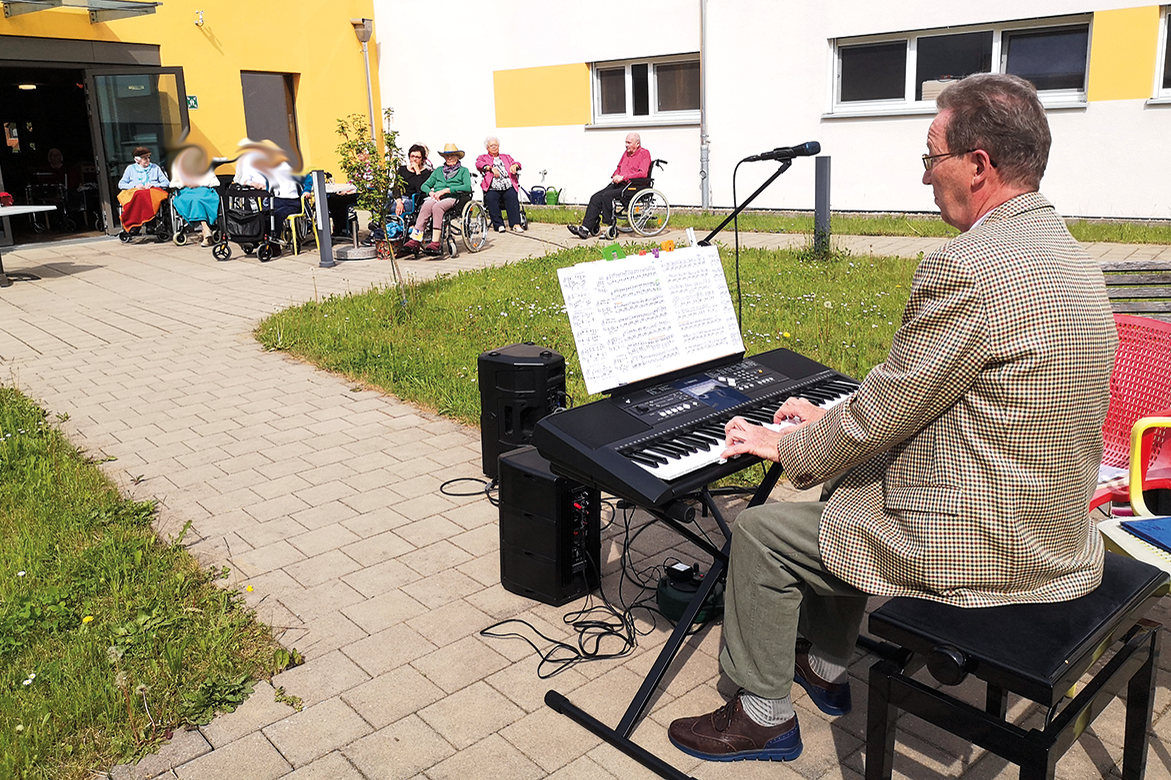Muttertagskonzert im Garten mit Bewohner