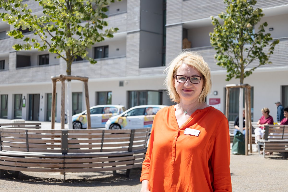 Einrichtungsleiterin Elena Schweizer vor dem Seniorenzentrum Martha-Maria Nagold-Hochdorf