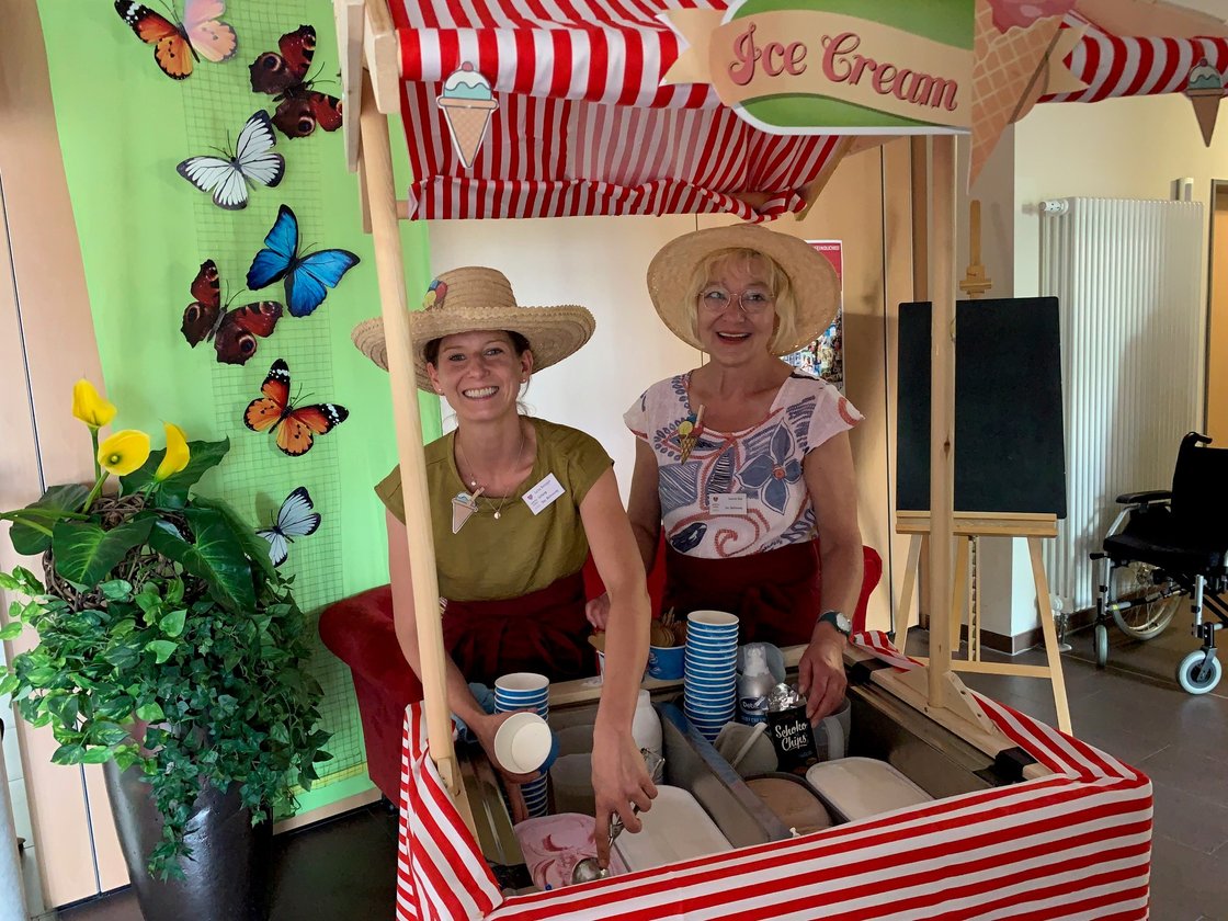Zwei Frauen in Strohhüten servieren Eis im Seniorenzentrum Eckental.