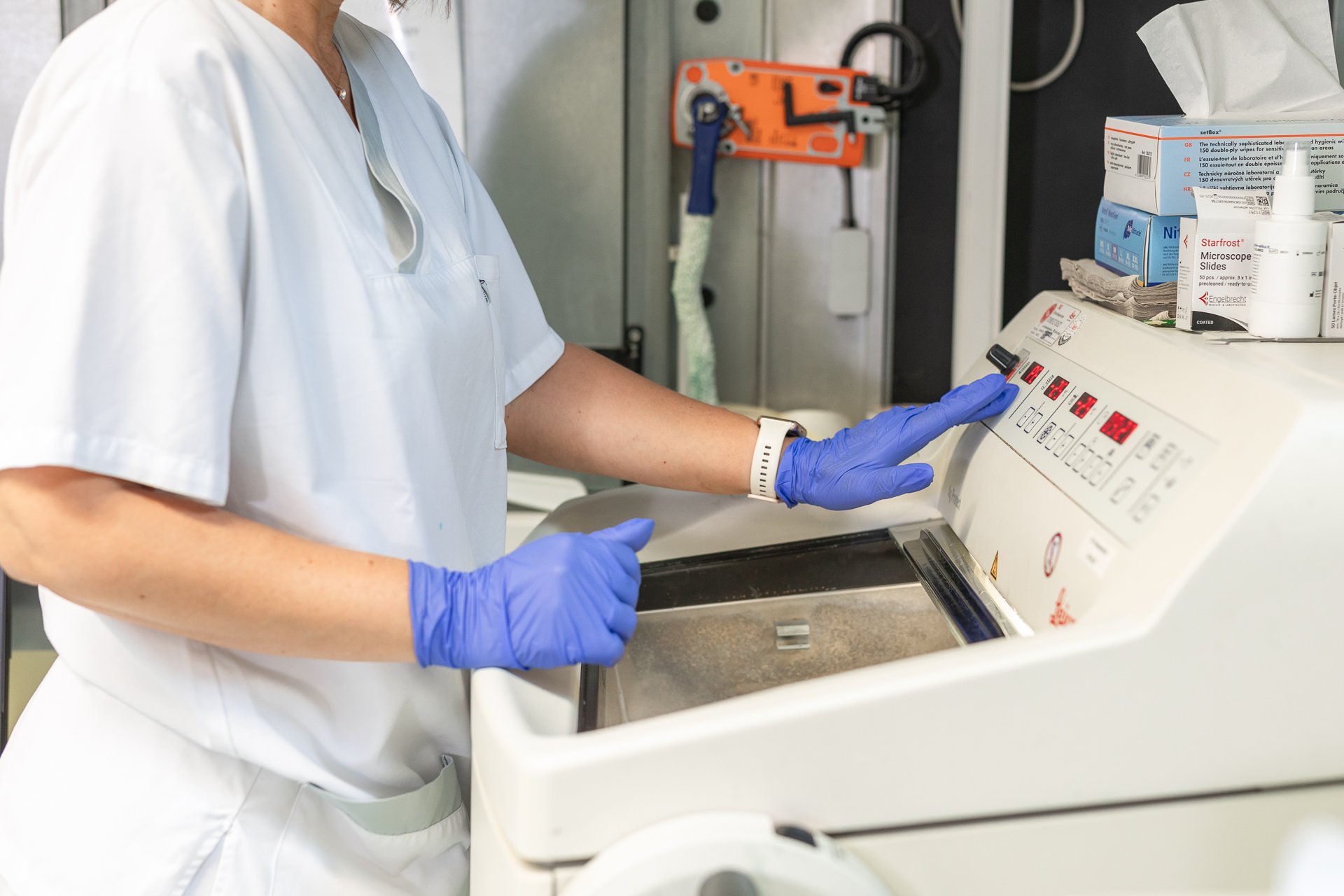 Eine MTLA bei der pathologischen Diagnostik im MVZ Pathologie am Krankenhaus Martha-Maria St. Theresien