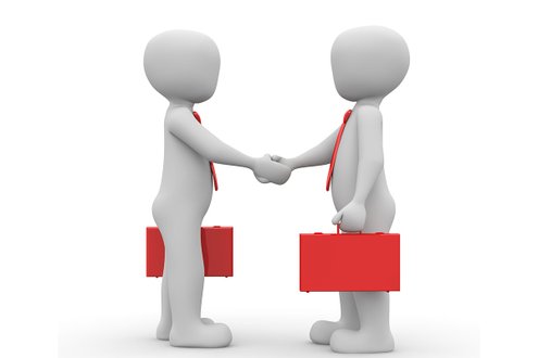 Zwei 3D-Figuren schütteln Hände mit roten Aktentaschen, symbolisieren Zusammenarbeit.