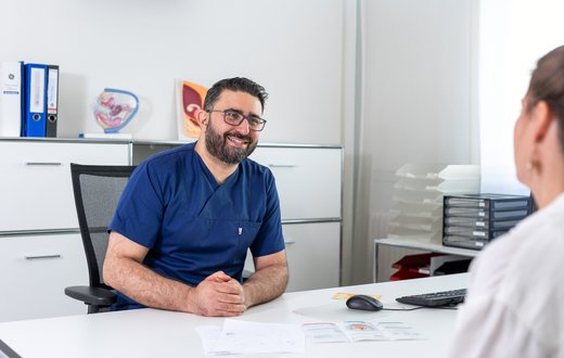 Dr. Muttaz Hanna, Leiter der zertifizierten Endometrioseklinik am Krankenhaus Martha-Maria St. Theresien, berät eine Patientin mit Endometriose