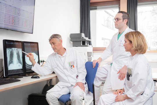 Ärzte-Team bespricht Röntgenbilder in der Klinik für Innere Medizin und Pneumologie.