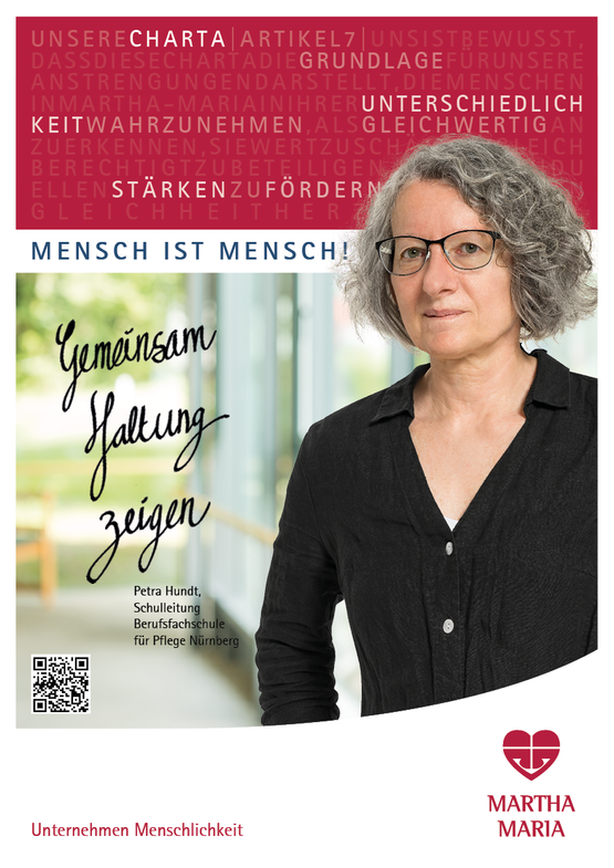 Frau mit Brille, Text: Gemeinsam Haltung zeigen, Martha Maria Logo.