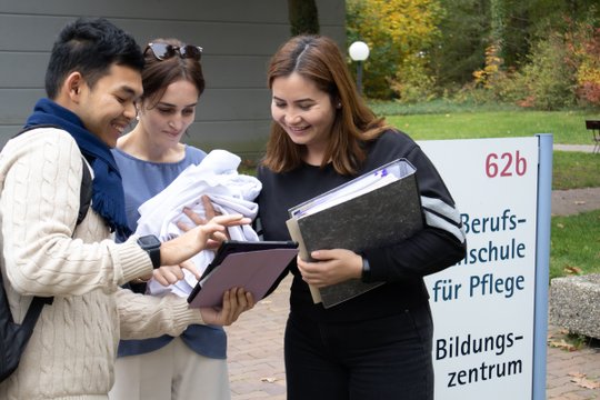 Pflegeschüler diskutieren vor der Berufsfachschule für Pflege in Nürnberg.