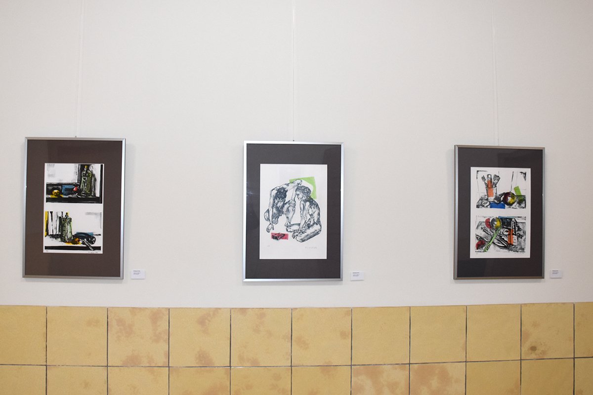 Drei gerahmte Kunstwerke an einer Galerie-Wand, modern und farbenfroh.