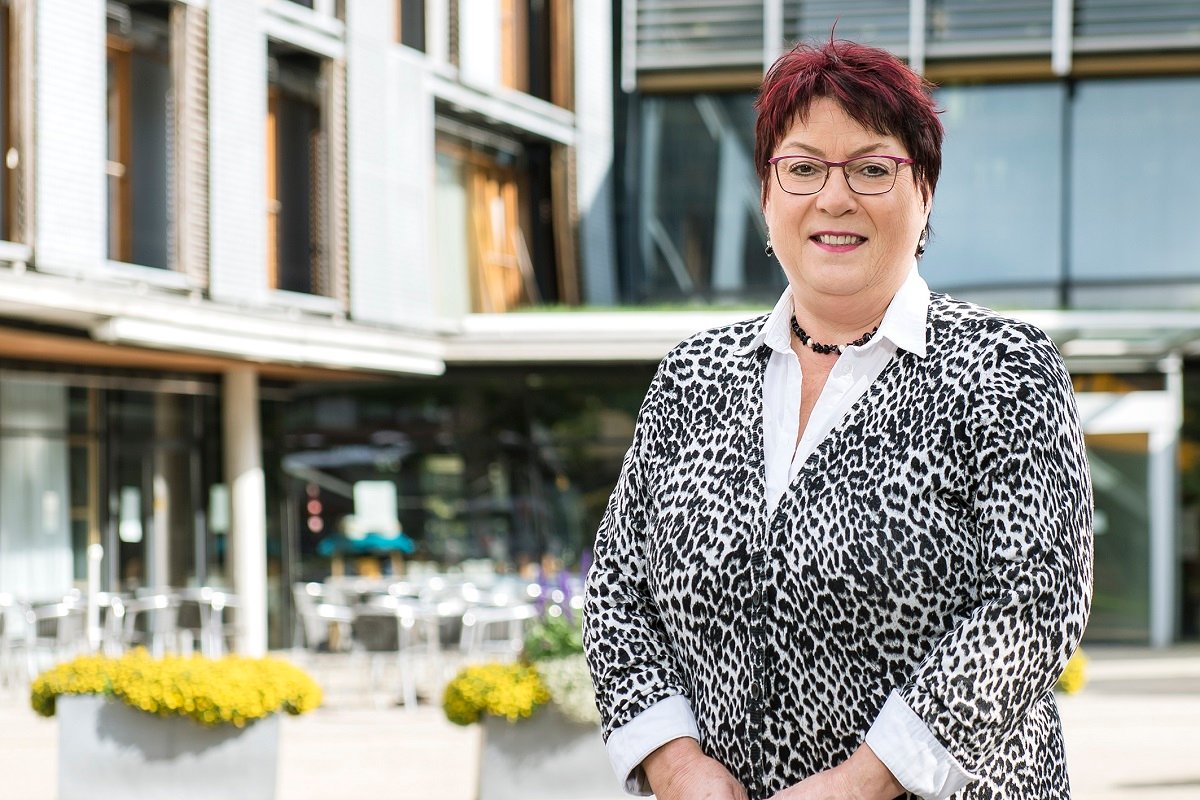Carmen Epple vor dem Seniorenzentrum Lichtenstein-Honau