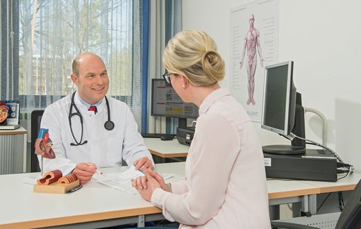 Dr. Christoph Lauer im MVZ Martha-Maria Innere Medizin Fachbereich Angiologie im Aufklärungsgespräch