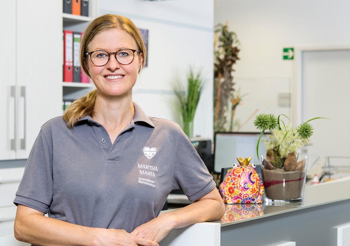 Dr. Sabine Scheuermann am Empfang im MVZ Martha-Maria Praxis Kardiologie