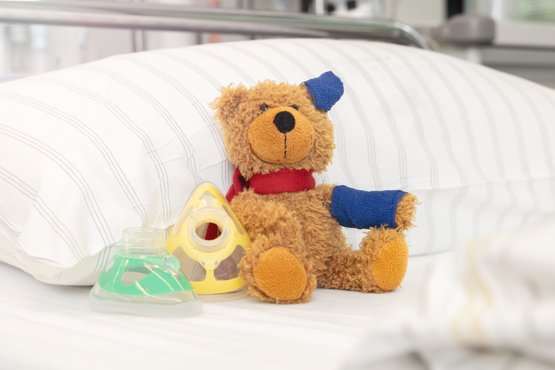 Ein Teddybär sitzt auf einem Bett in der Abteilung für Anästhesiologie und Intensivmedizin am Krankenhaus Martha-Maria München