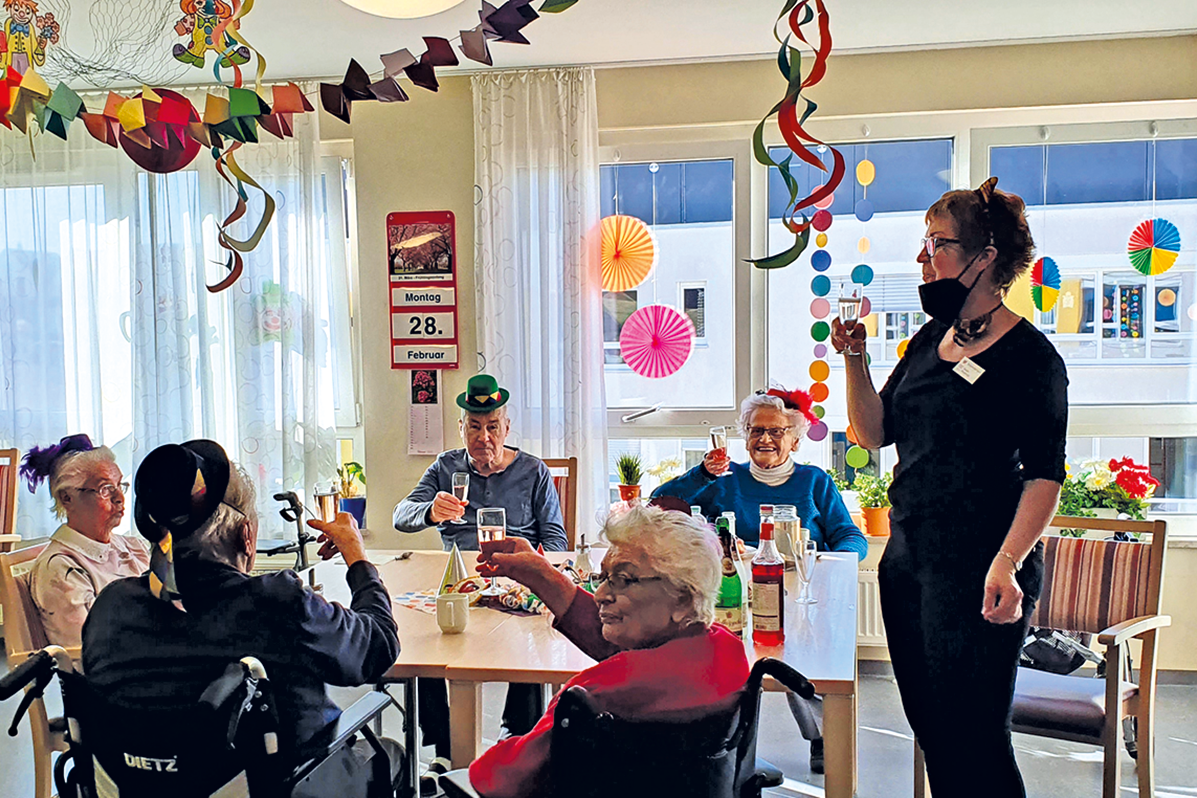 Fasching Bewohner mit Maskierung