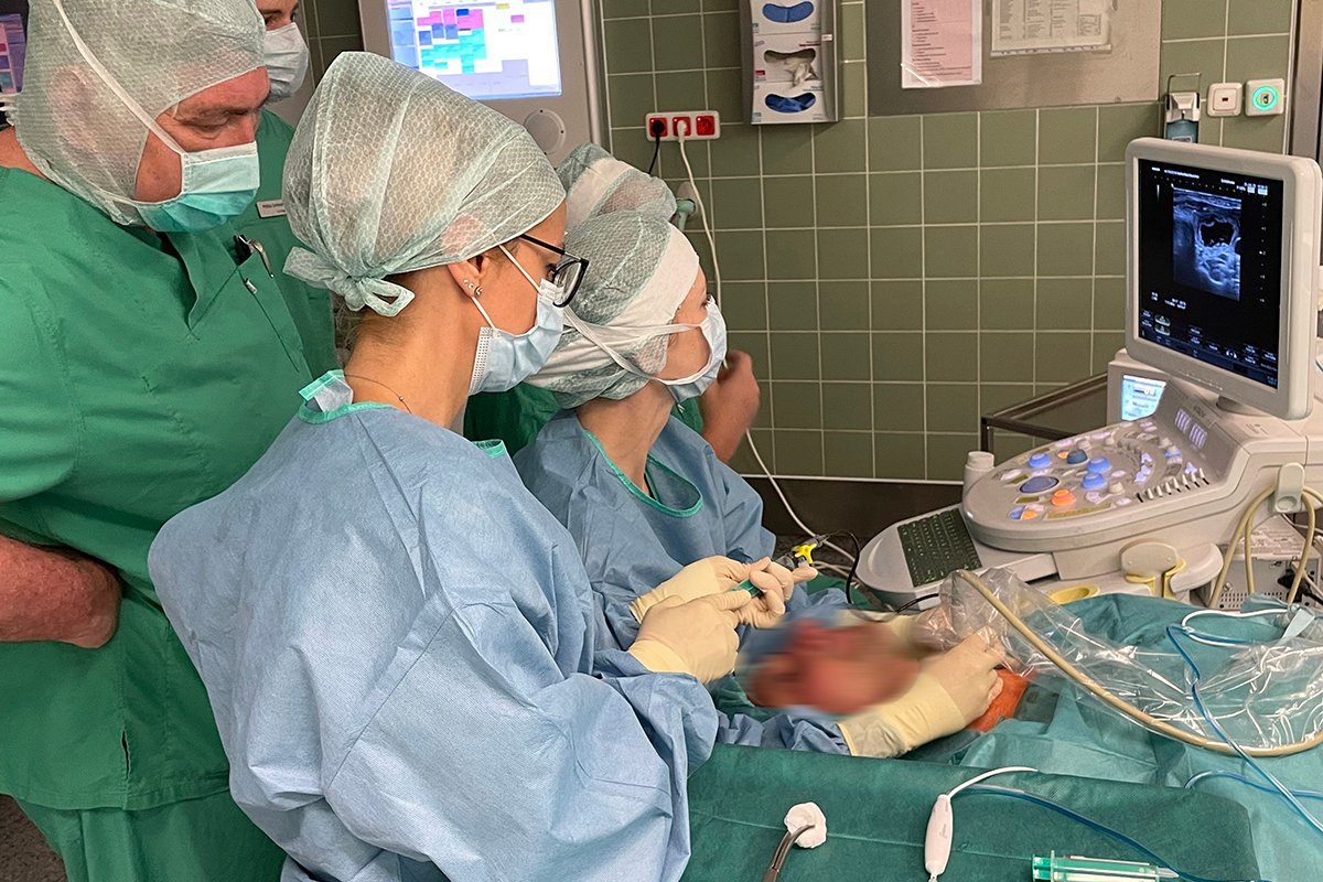 Ärzte führen Schilddrüsenultraschall in chirurgischer Klinik durch.