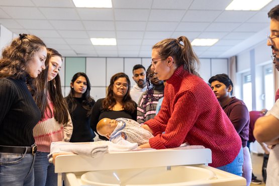 Eine Unterrichtsstunde in der Berufsfachschule für Pflege am Krankenhaus Martha-Maria St. Theresien in Nürnberg