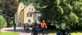 Mehrere Radfahrer vor dem Martha-Maria-Hotel Hohenschwangau.