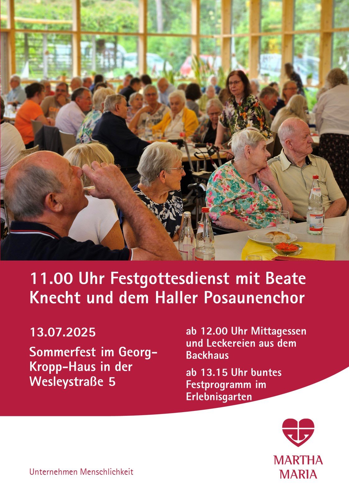 Menschen feiern im Georg-Kropp-Haus während des Sommerfests am 13. Juli 2025.