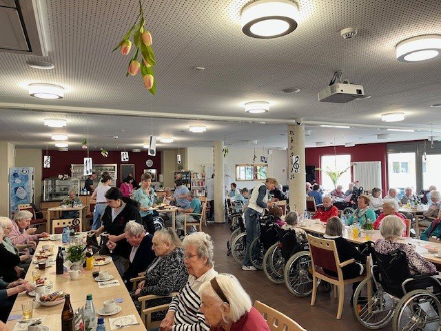 Senioren im Speisesaal des Seniorenzentrums Eckental, lebhafte Atmosphäre, Mittagessen.
