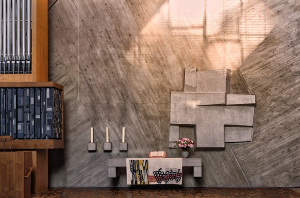 Moderner Altar der Eben-Ezer-Kirche mit Betonwand und Orgel.