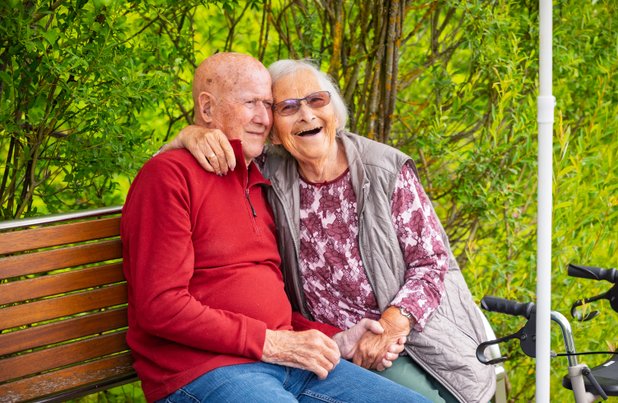 Ein Ehepaar im Garten im Seniorenzentrum Martha-Maria Wüstenrot