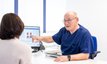 PD Dr. med. Joachim Dörsam, Chefarzt und ärztlicher Gesamtleiter der Urologie 24 gGmbH, berät eine urologische Patientin im MVZ Urologie24