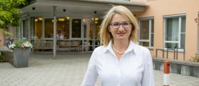 Einrichtungsleiterin vor dem Seniorenzentrum Nagold, freundlich lächelnd.