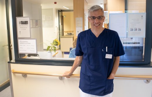 Prof. Dr. Roland Ladurner auf der Privatstation der Klinik für Allgemein-, Viszeral- und Thoraxchirurgie am Krankenhaus Martha-Maria München