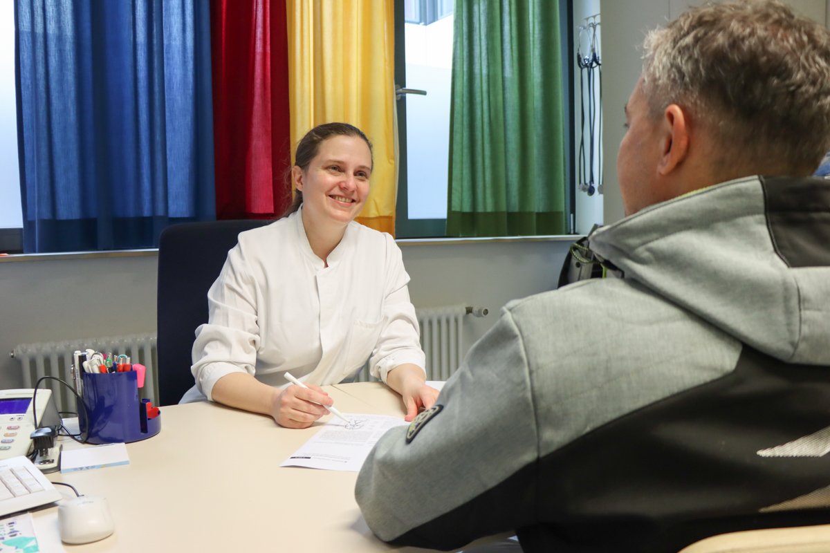 Dr. Beatrix Cucuruz im Gespräch mit einem Patienten