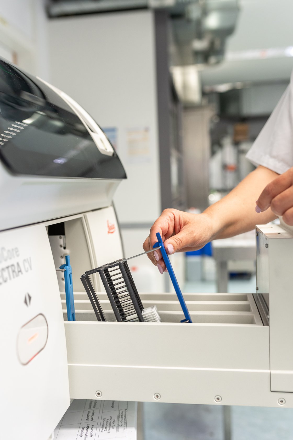 Eine MTLA bei der pathologischen Diagnostik im MVZ Pathologie am Krankenhaus Martha-Maria St. Theresien