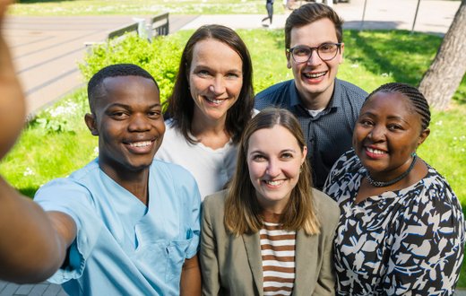 Mehrere Mitarbeiter aus dem Diakoniewerk Martha-Maria machen ein Selfie