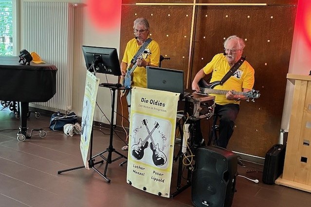 Zwei Musiker spielen Instrumente im Seniorenzentrum Eckental.