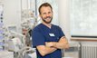 Arzt in blauer Uniform im Anästhesiebereich des Krankenhauses Martha-Maria München.
