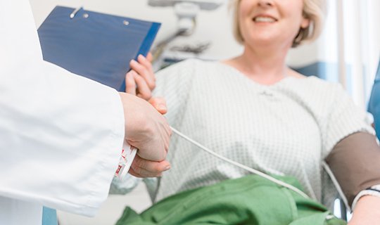 Arzt begrüßt Patientin im Krankenhaus Martha-Maria München freundlich.