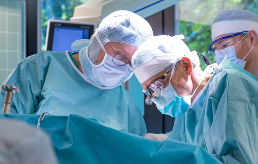 Prof. Dr. Roland Ladurner führt eine Schilddrüsen-OP am Krankenhaus Martha-Maria München durch