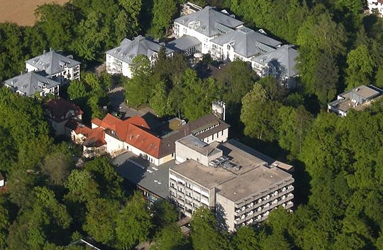 Luftaufnahme des Martha-Maria Krankenhauses umgeben von grünen Bäumen.