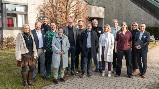 Gruppenfoto von Mitarbeitenden des Diakoniewerks Martha-Maria vor einem Gebäude.